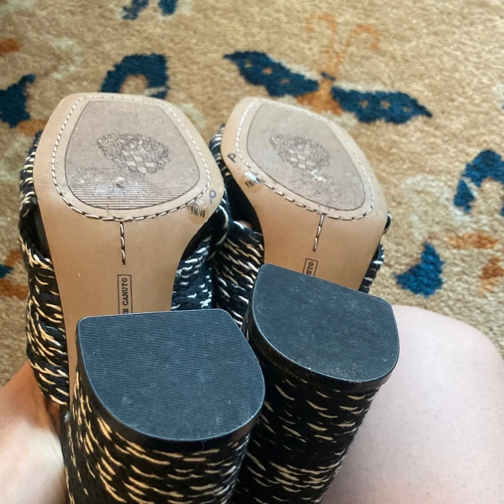 Like new size 9 Vince Camuto black and white chunky heels - Picture 8 of 9